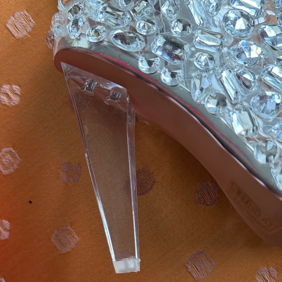 AZALEA WANG - Picture 3 of 6